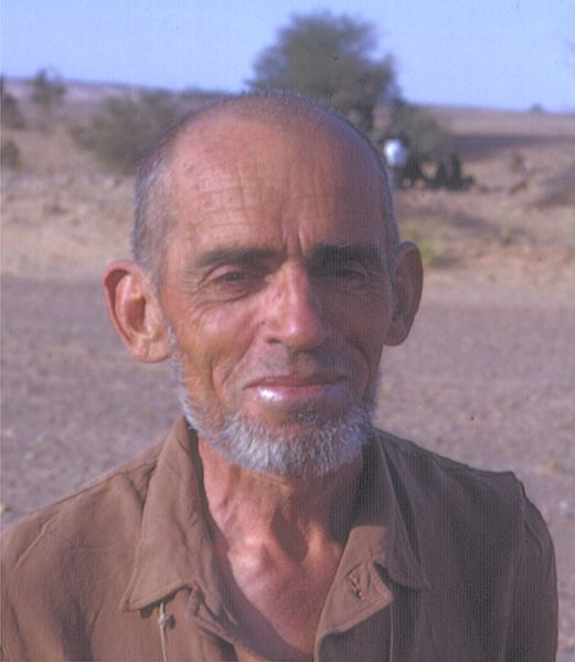 Théodore Monod au Sahara en 1967. Photographie de John Atherton.
