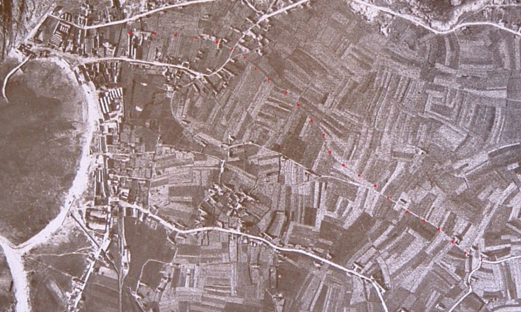 Photo aérienne IGN de 1929. J'ai représenté en pointillés le chemin ancien reliant Rulan à Kervédal. Il était encore partiellement fréquenté à cette époque.
