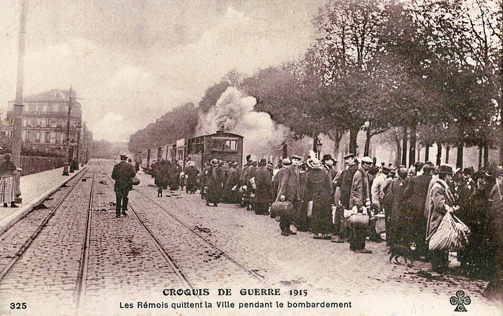 Carte postale CCCC_325_-_CROQUIS_DE_GUERRE_1915_-_Les_Rémois_quittant_la_Ville_pendant_le_bombardement