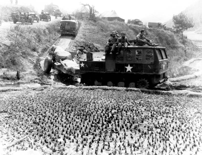 Avance vers le 38e parallèle Artillery-tractor-Korea-1951 04 08